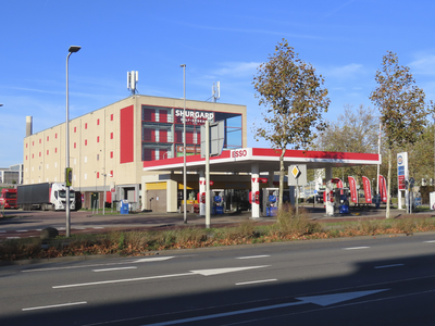 902802 Gezicht op het ESSO-tankstation (Cartesiusweg 127) te Utrecht, met daarachter het bedrijfspand van SHURGARD ...